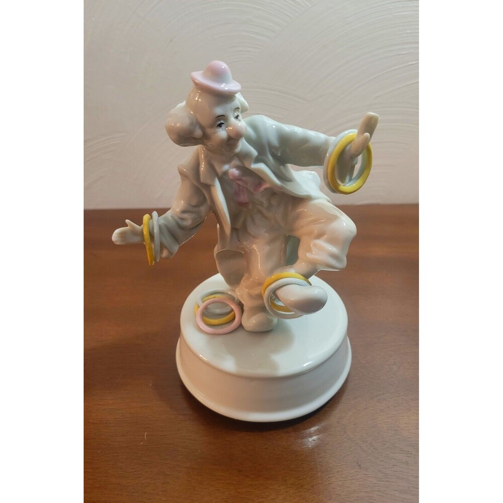 1990 ARNART IMPORTS PORCELAIN CLOWN With Rings Rotating Music Box. Very Nice